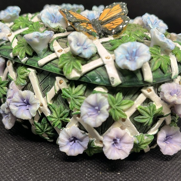 Butterfly on trellis of flowers Trinket dish with lid - Picture 11 of 14